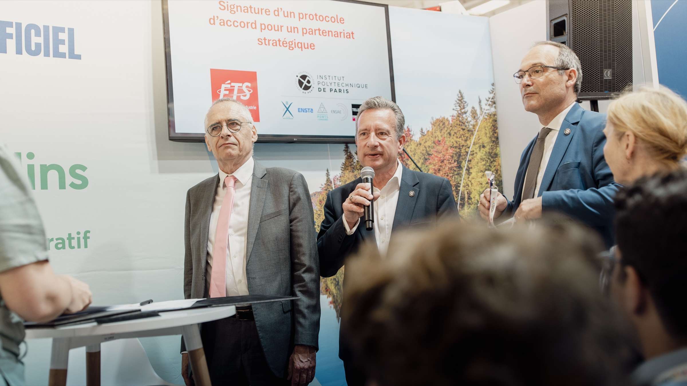 Signature d'un accord entre l'ÉTS et Polytechnique sur un stand de VivaTech, intervenants au micro devant le public
