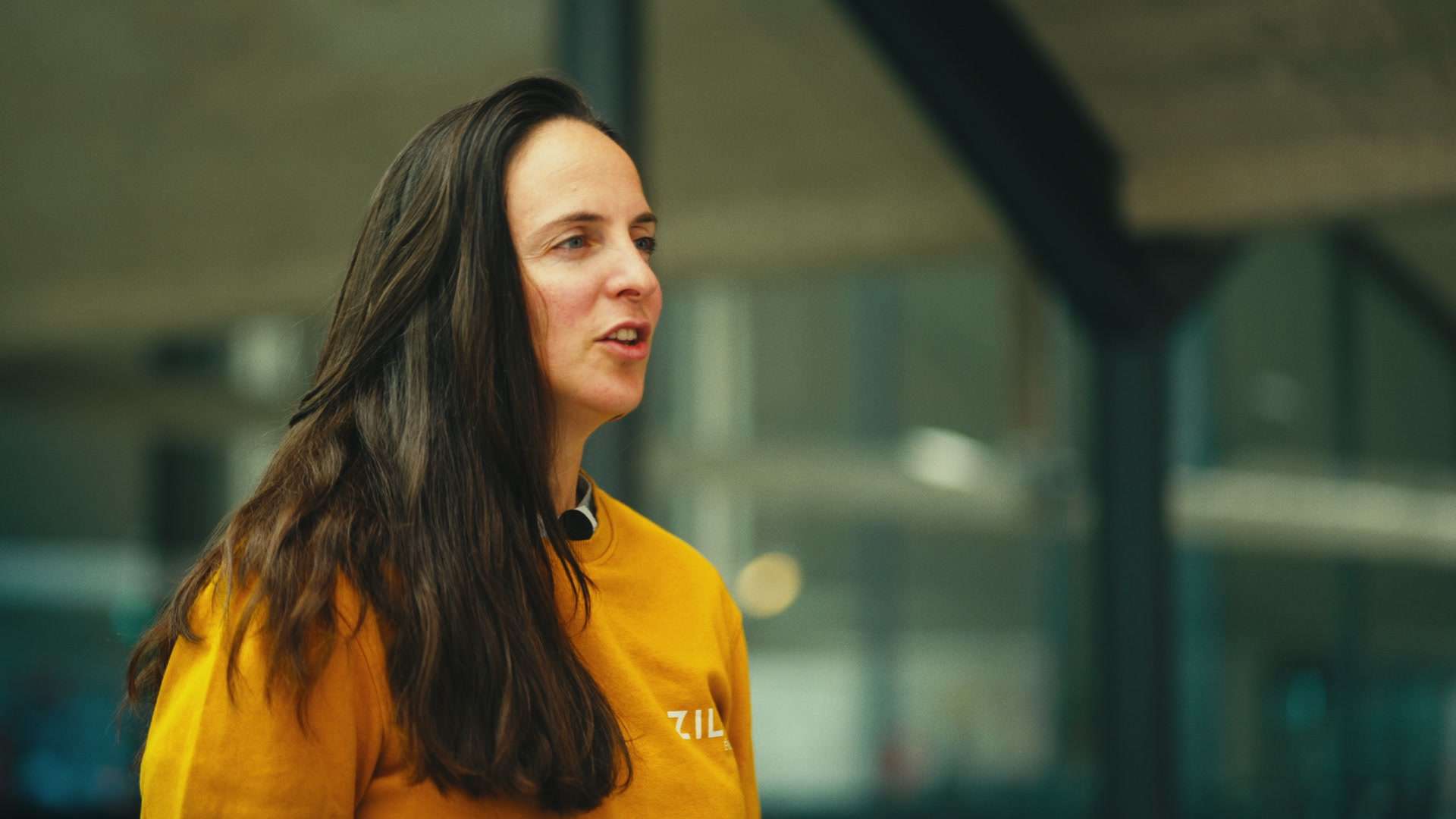 Interview filmée en lumière naturelle dans un espace de travail vitré