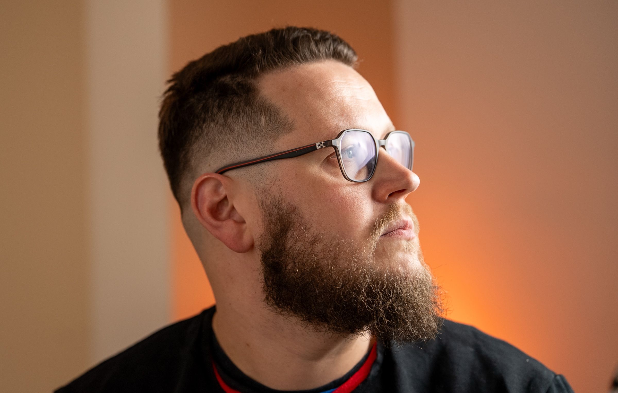 Guillaume Dubois de profil, regard au loin